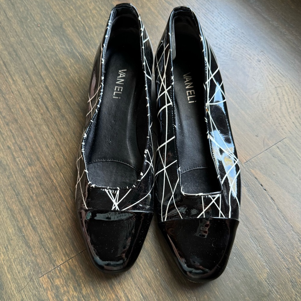 Vaneli black and white patentleather abstract flat shoe size 8